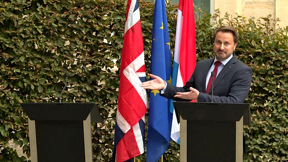 Požari u Amazoniji, protesti i spasavanje migranata - fotografije koje su obeležile nedelju 5 Luxembourg's Prime Minister Xavier Bettel gestures to an empty podium as he speaks to the press after meeting the UK Prime Minister in Luxembourg. 16 September 2019