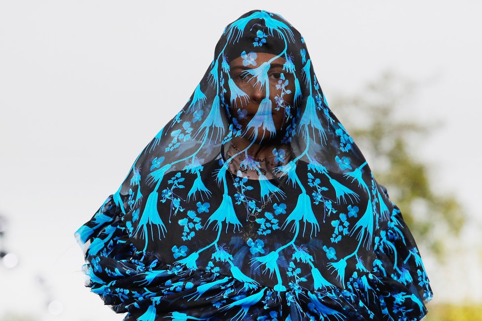 Manekanka nosi kreaciju dizajnerke Marin Ser