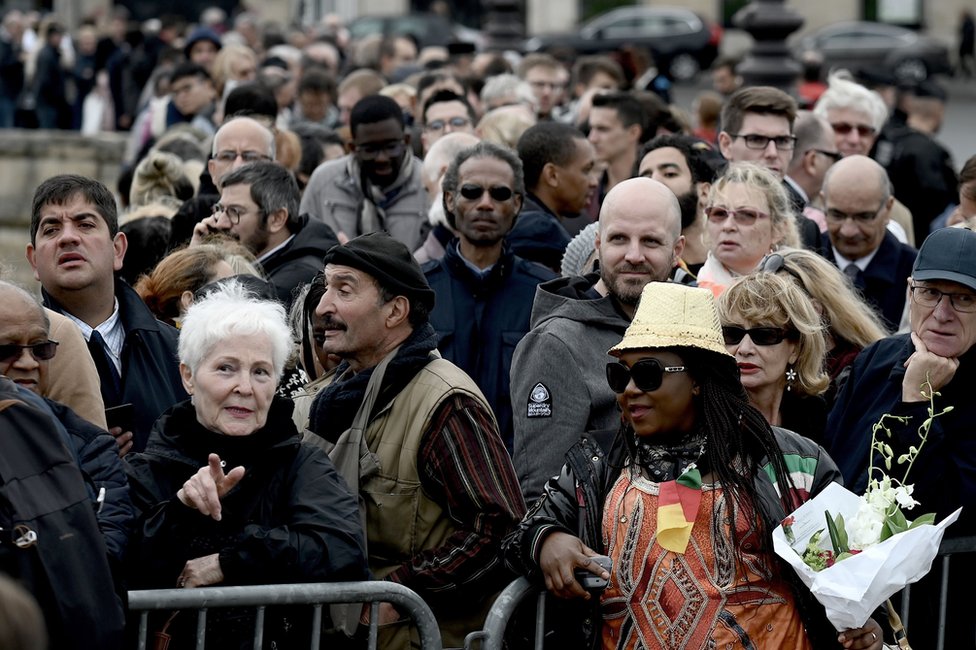 Žak Širak: Ogromne kolone ožalošćenih u Parizu, građani odaju počast bivšem predsedniku 2 People wait to attend a public ceremony in homage to former French President Jacques Chirac on 29 September 2019.