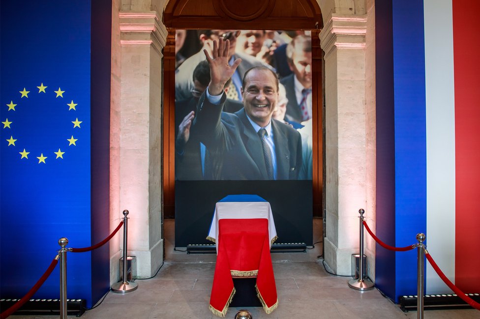 Žak Širak: Ogromne kolone ožalošćenih u Parizu, građani odaju počast bivšem predsedniku 6 The coffin of former French President Jacques Chirac lies in state in front of a photograph of the late statesman, in the Invalides 29 September 2019.