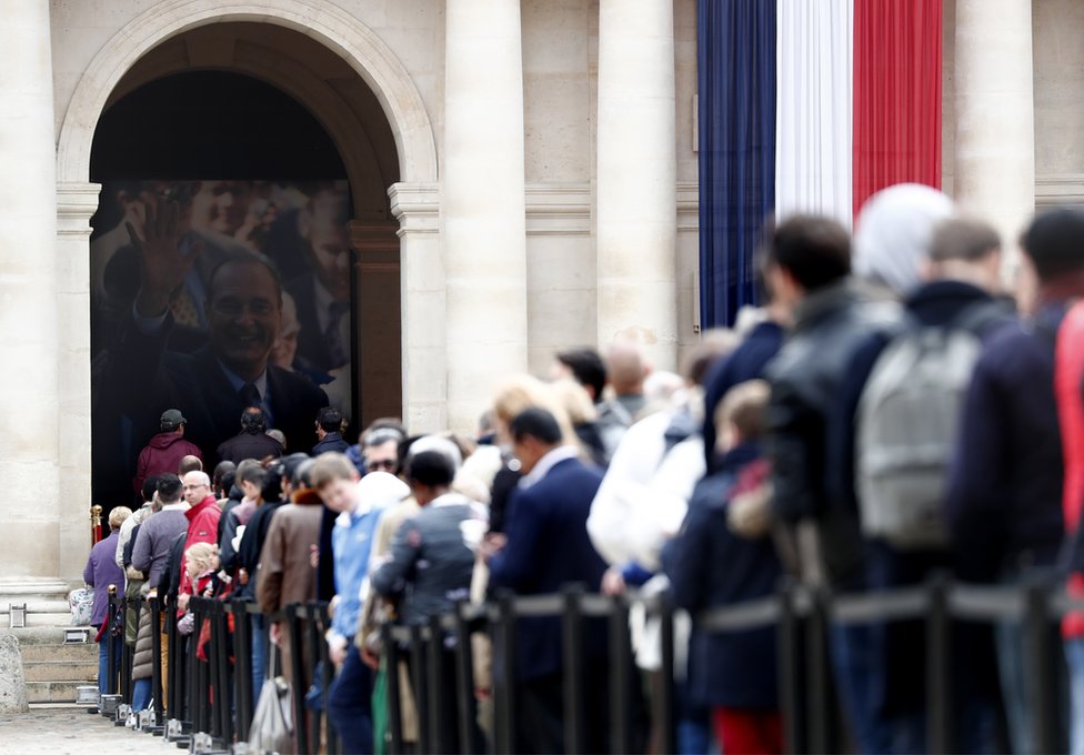 Žak Širak: Ogromne kolone ožalošćenih u Parizu, građani odaju počast bivšem predsedniku 5 Visitors wait to view the coffin of former French President Jacques Chirac as it lies in state in the Invalides on 29 September 2019.