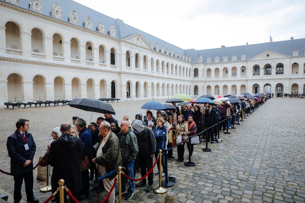 Žak Širak: Ogromne kolone ožalošćenih u Parizu, građani odaju počast bivšem predsedniku 4 People queue to say a final farewell to former French President Jacques Chirac on 29 September 2019.