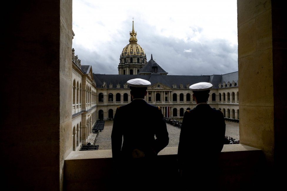 Žak Širak: Ogromne kolone ožalošćenih u Parizu, građani odaju počast bivšem predsedniku 7 Servicemen look at people queuing to say a final farewell to former French President Jacques Chirac on 29 September 2019.