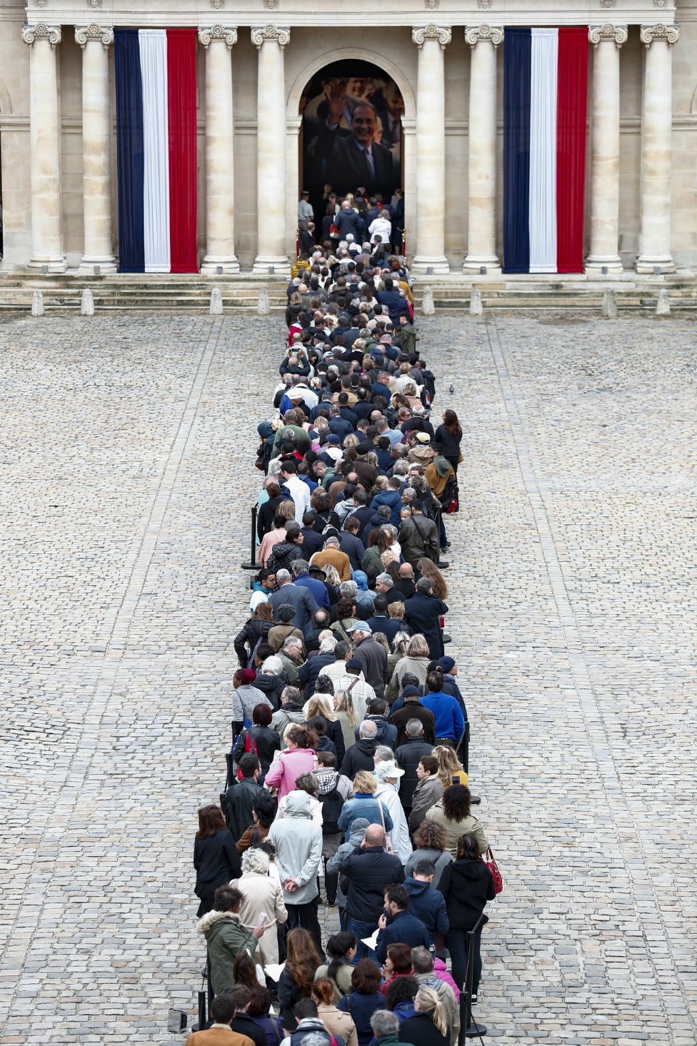 Žak Širak: Ogromne kolone ožalošćenih u Parizu, građani odaju počast bivšem predsedniku 3 Visitors wait to view the coffin of former French President Jacques Chirac on 29 September 2019.