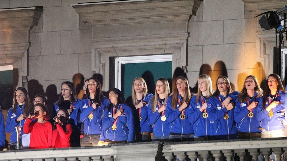 Doček sportista na balkonu skupštine Beograda: „To je nešto što se zauvek pamti, uvek se naježim kad se setim“ 1 Odbojkašice