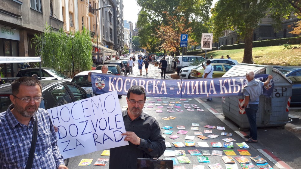 Prodavci udžbenicima "popločali" Kosovsku u znak protesta (FOTO) 1