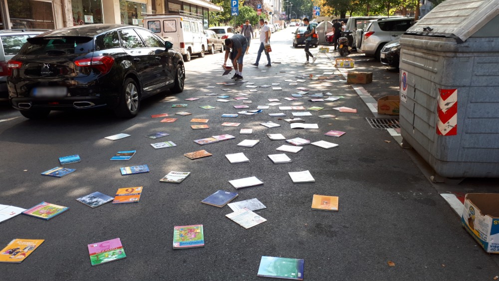 Prodavci udžbenicima "popločali" Kosovsku u znak protesta (FOTO) 2