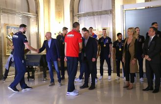 Nekoliko hiljada ljudi dočekalo odbojkaše u Beogradu (FOTO) 9