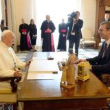 Vučić se sastao sa papom 12