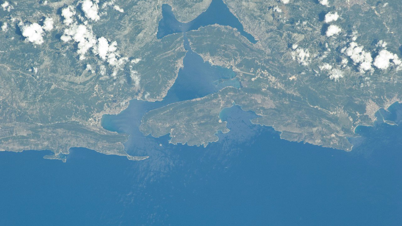 Kruzer na izlazu iz Boke tražio pomoć, hitno evakuisano dete 1