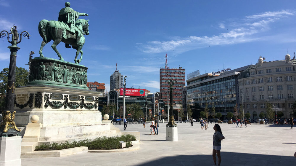 Postament spomenika knezu Mihailu na Trgu republike u Beogradu očišćen od grafita i natpisa 1