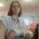 Novosađanki slomljena ruka tokom prinudnog iseljenja 14