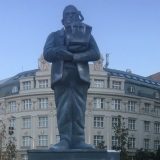 Postavljen spomenik Goranu Vesiću na Trgu Republike 13