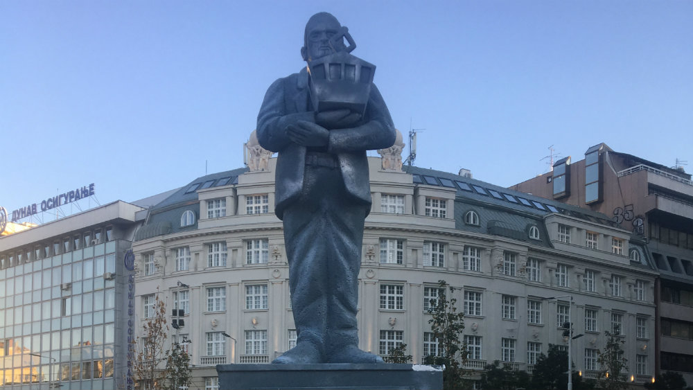 Postavljen spomenik Goranu Vesiću na Trgu Republike 1