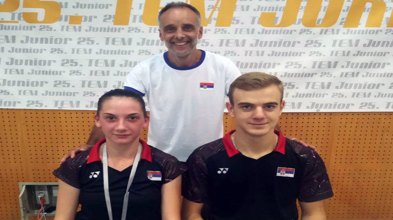 Trofej i vicesampionska titula Svetskog juniorskog kupa u Sloveniji 1