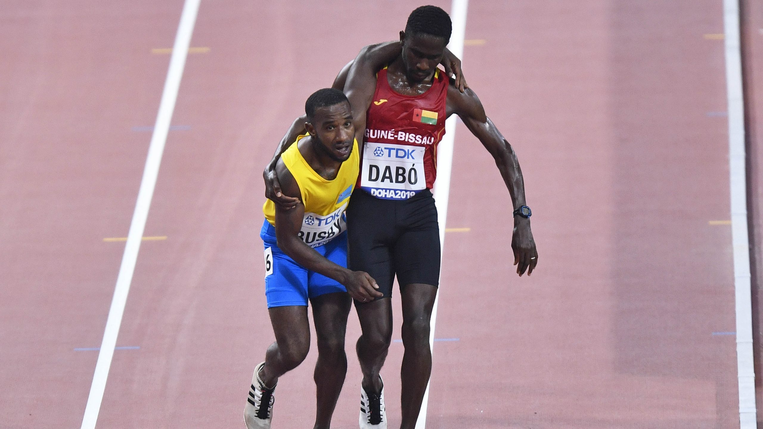 Trkač na 5.000 metara pomogao rivalu da prođe kroz cilj na SP u Dohi 1