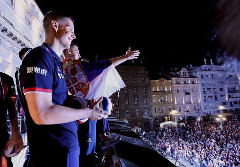 Nekoliko hiljada ljudi dočekalo odbojkaše u Beogradu (FOTO) 10