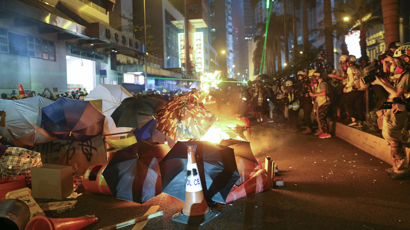 Najnasilniji protesti do sada potresli Hongkong 1