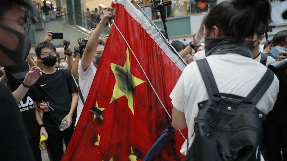Demonstranti u Honkongu gazili kinesku zastavu 1