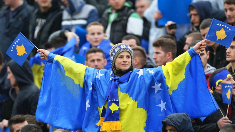 Uhapšeni Česi koji su hteli da na utakmici Kosovo-Češka podignu dron s parolom 'Kosovo je Srbija' 1
