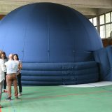 Pirot: U OŠ "Vuk Karadžić" postavljen mobilni planetarijum 7