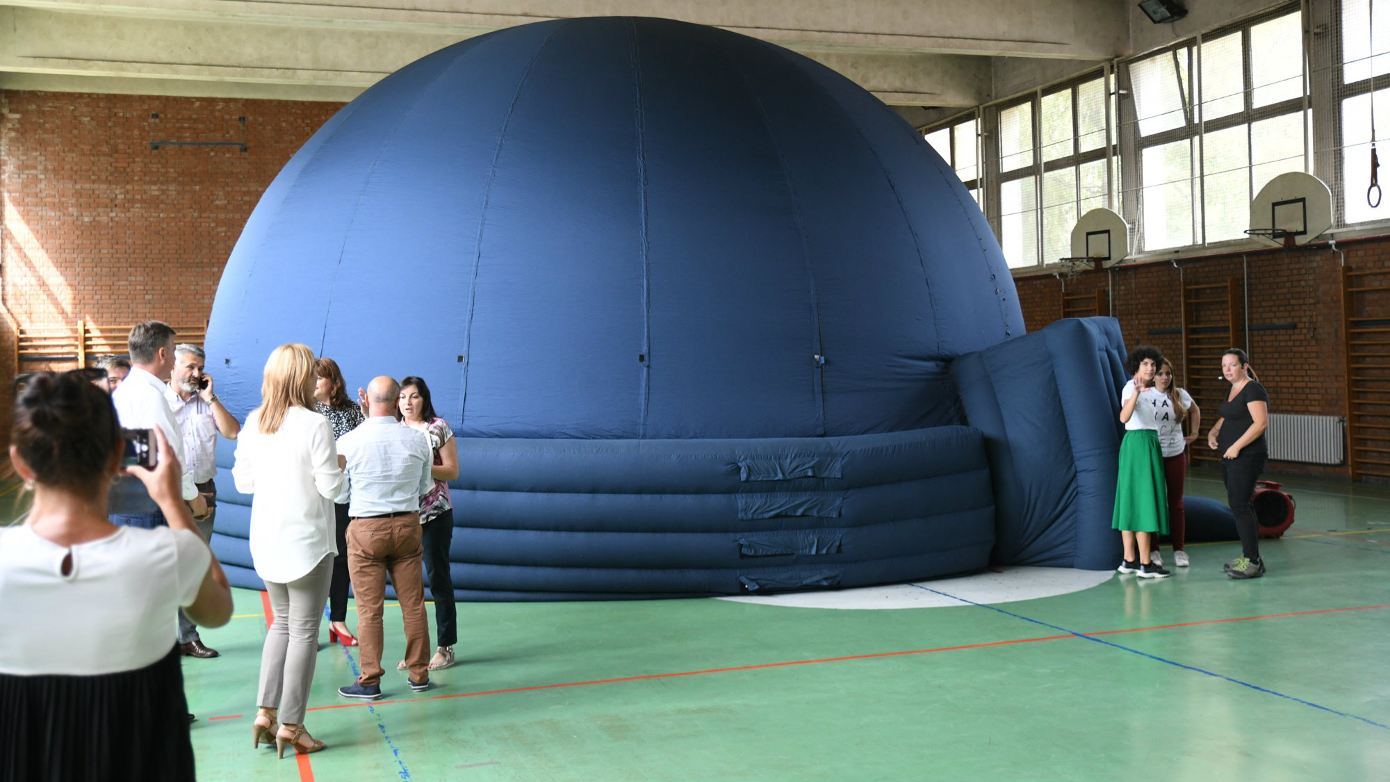 Pirot: U OŠ "Vuk Karadžić" postavljen mobilni planetarijum 1