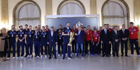 Nekoliko hiljada ljudi dočekalo odbojkaše u Beogradu (FOTO) 5