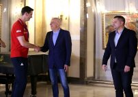 Nekoliko hiljada ljudi dočekalo odbojkaše u Beogradu (FOTO) 6