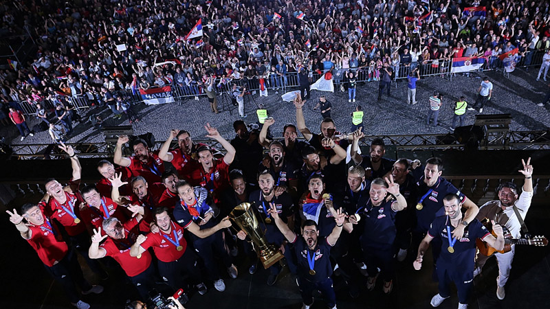 Nekoliko hiljada ljudi dočekalo odbojkaše u Beogradu (FOTO) 1