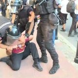 Pet mladića s protesta protiv Prajda privedeno nakon sukoba s policijom 5