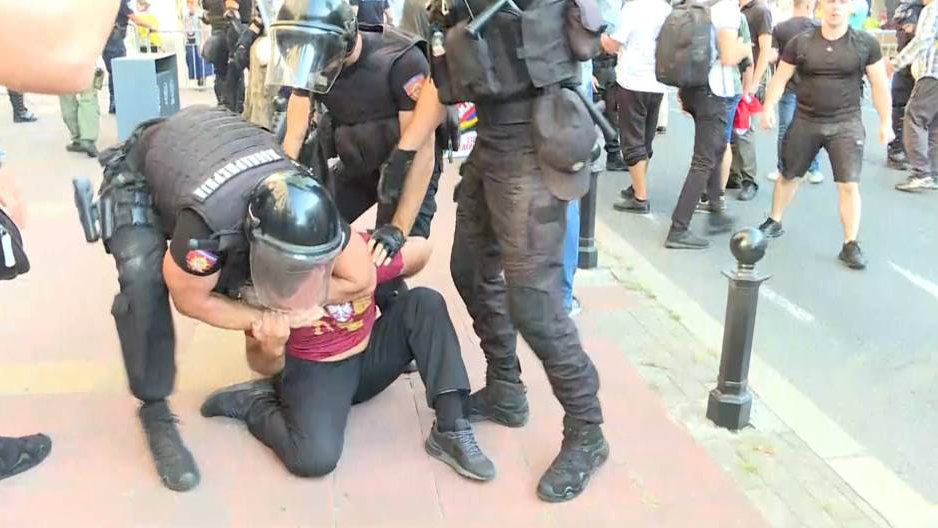 Pet mladića s protesta protiv Prajda privedeno nakon sukoba s policijom 1