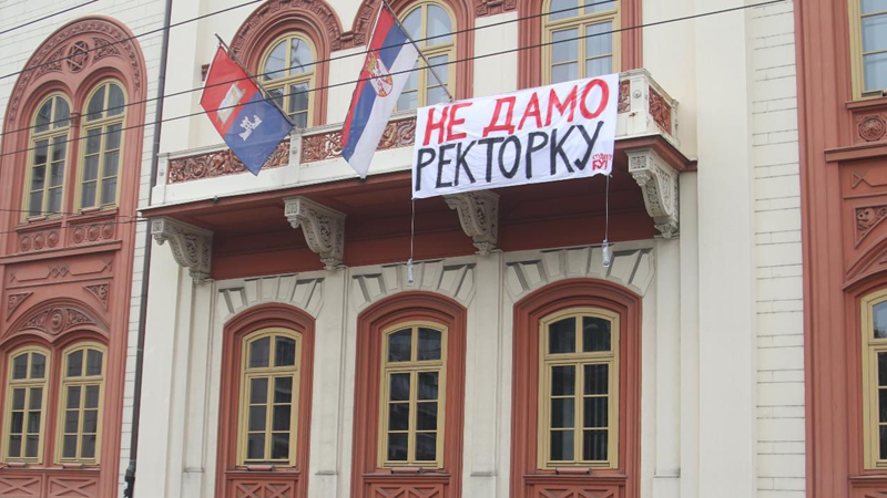 Skinut plakat "Ne damo rektorku" sa zgrade Rektorata 1