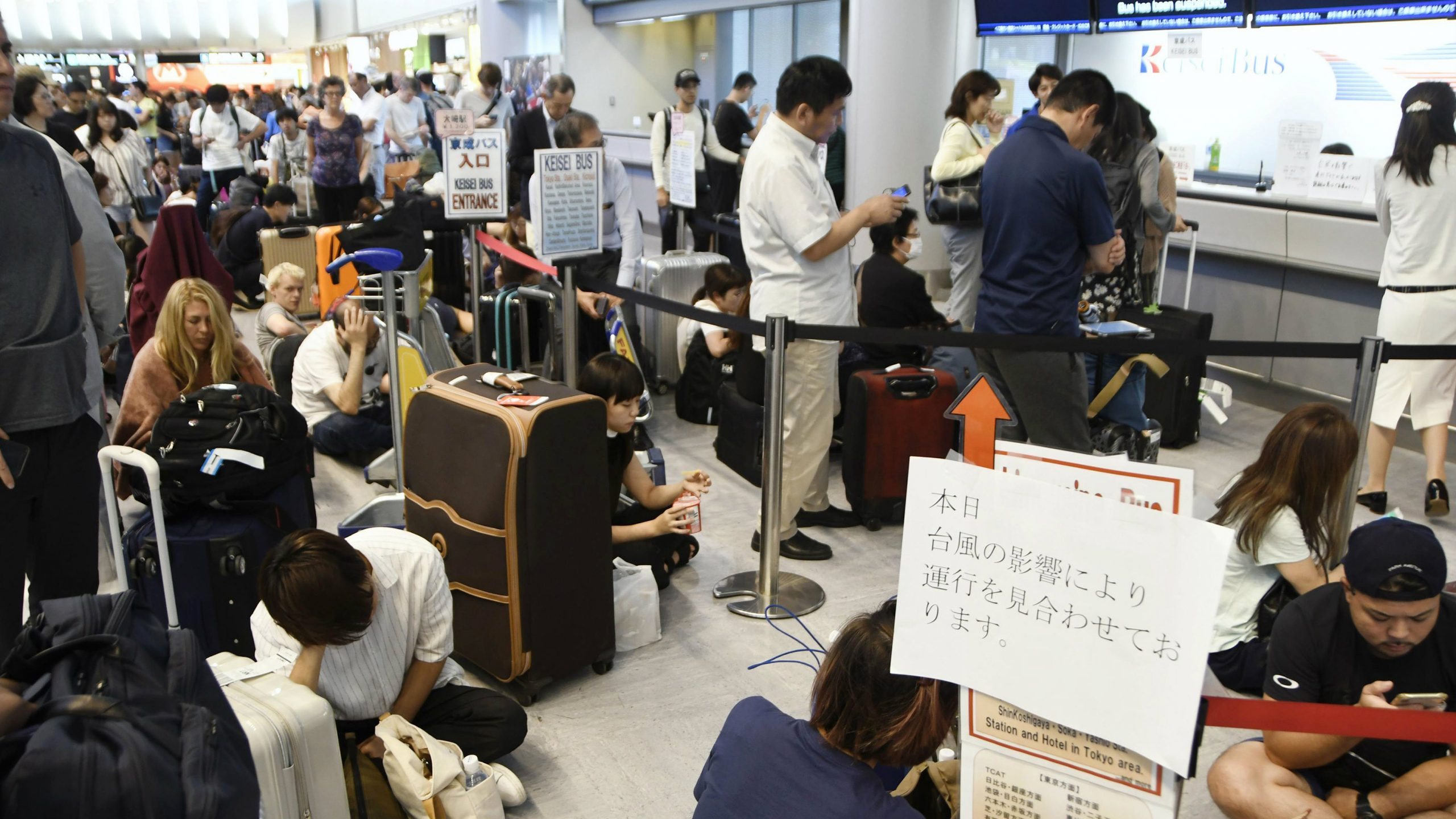 Posle naleta tajfuna 17.000 ljudi blokirano na aerodromu Tokio-Narita 1