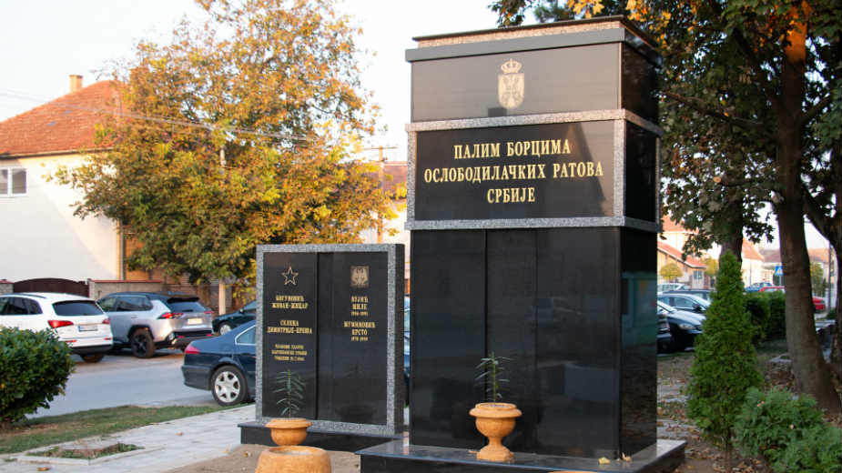 Zazidali spomenik, pa hvalili SNS i Vučića 1