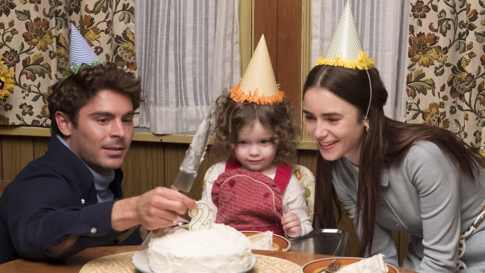 Zak Efron kao Bandi, dok sa suprugom i ćerkom slavi rođendan