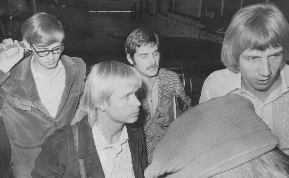 Bend Harpers Bizarre, uslikan na aerodromu u Denveru