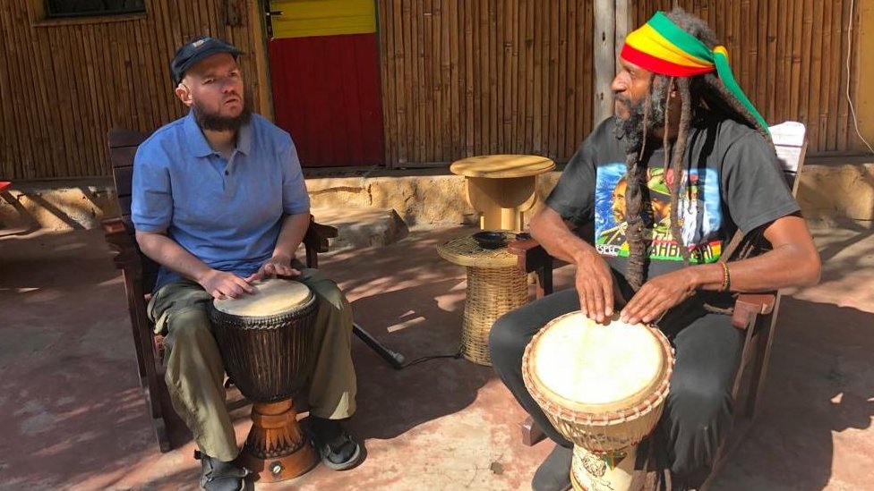 „Vidim svet na drugačiji način“ - slepi avanturista koji je namerio da obiđe svaku zemlju na planeti 8 Toni Džajls svira