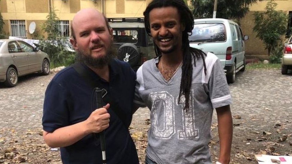 „Vidim svet na drugačiji način“ - slepi avanturista koji je namerio da obiđe svaku zemlju na planeti 5 Džajls sa lokalcem iz Etiopije