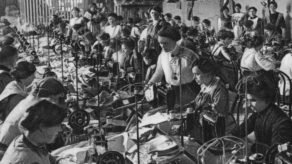 Old black and white photo: seamstresses of the National Union of Women, Frankfurt am Main, Germany, 1915.