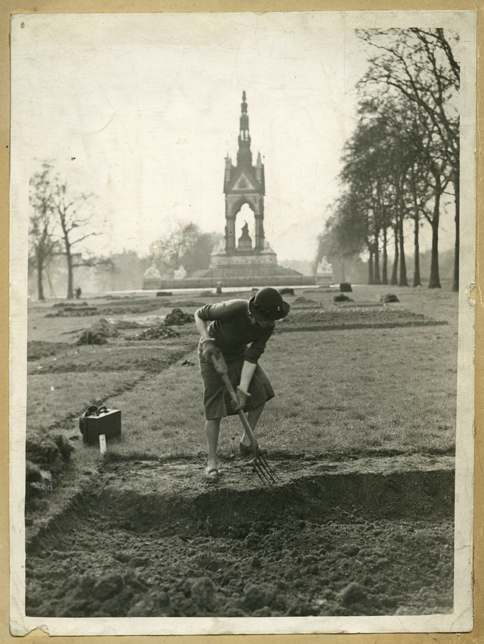 Izabel Bič kopa parcelu, a u pozadini je Albert memorijal u bašti Kensington u zapadnom Londonu