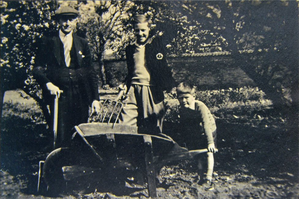 Džim Vilson sa bratom i ocem u bašti