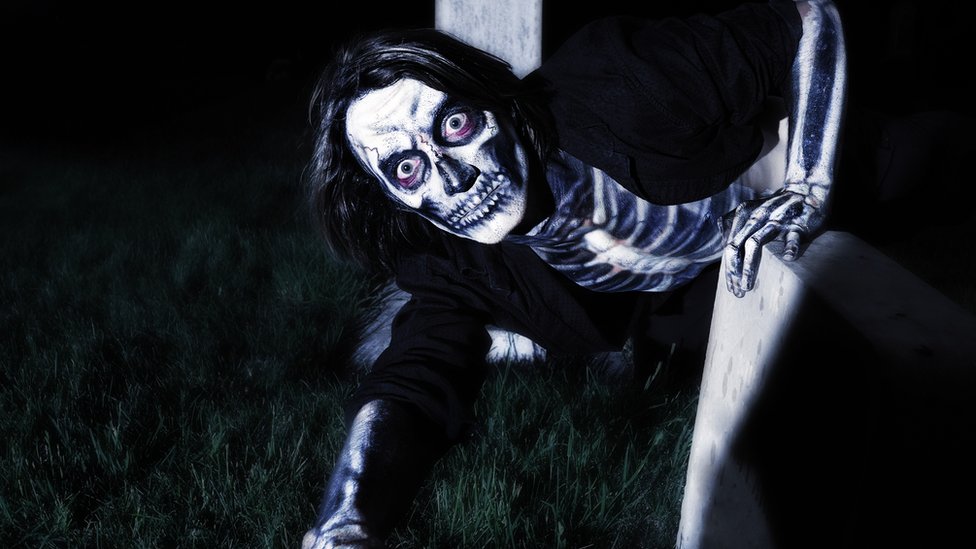 Noć veštica: Nemirni pokojnici - šta znamo o srednjovekovnim zombijima 3 Pokoйnik, vыlezaющiй iz mogilы