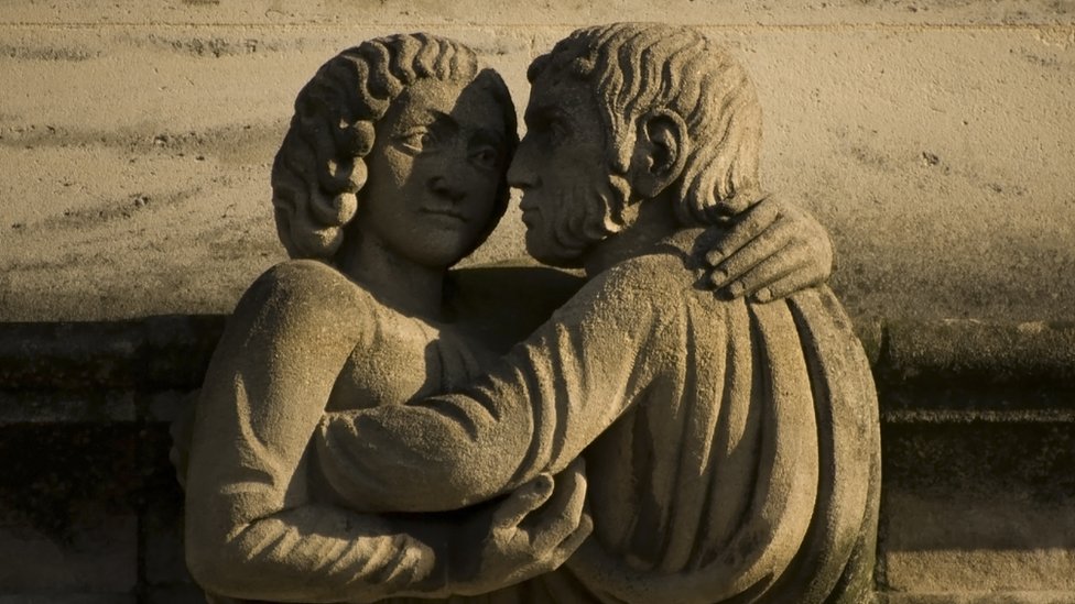 Noć veštica: Nemirni pokojnici - šta znamo o srednjovekovnim zombijima 5 Srednevekovaя skulьptura, obnimaющaяsя para