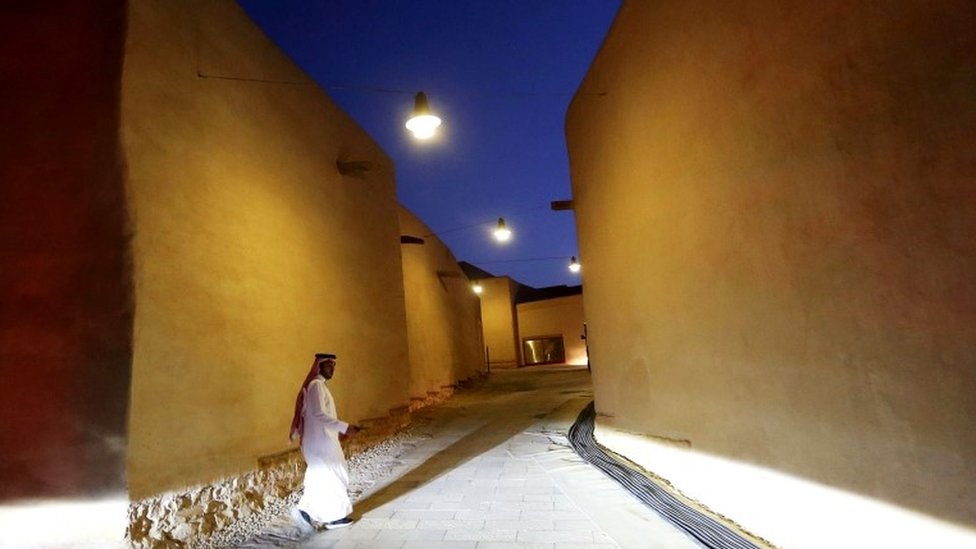 Saudijska Arabija: Nevenčani parovi od sada mogu da zajedno iznajmljuju hotelske sobe 1 A Saudi man walks past renovated buildings at the historic city of Diriyah