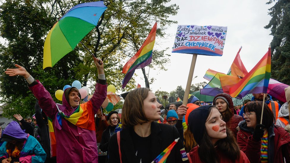 Politika i LGBT zajednica u Poljskoj: Zašto vladajuća partija smatra gej prava za pretnju društvu 3 Učesnici marša ravnopravnosti suočili su se sa provokacijama nacionalističkih demonstranata u Novom Sonču u južnoj Poljskoj u nedelju