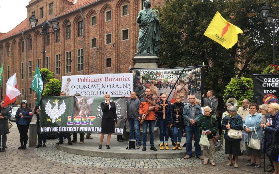 Politika i LGBT zajednica u Poljskoj: Zašto vladajuća partija smatra gej prava za pretnju društvu 4 Male kontrademonstracije u Torunju, okupljene kod Kopernikovog spomenika