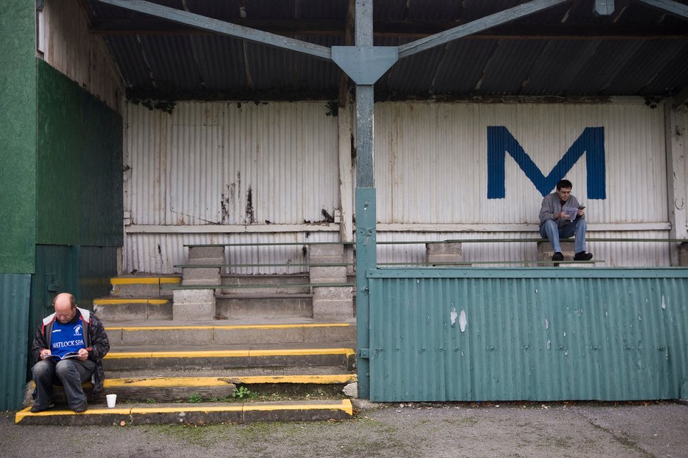 Magija malih terena: Seoski fudbal na britanski način 2 Two Matlock Town fans reading the matchday programme