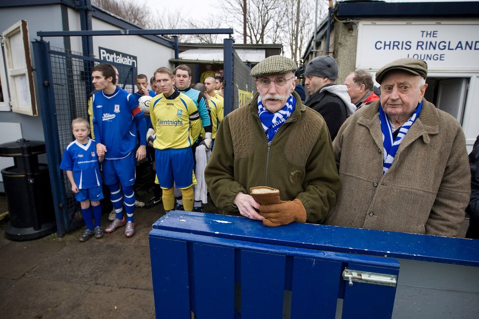 Magija malih terena: Seoski fudbal na britanski način 4 Two elderly Glossop North End supporters