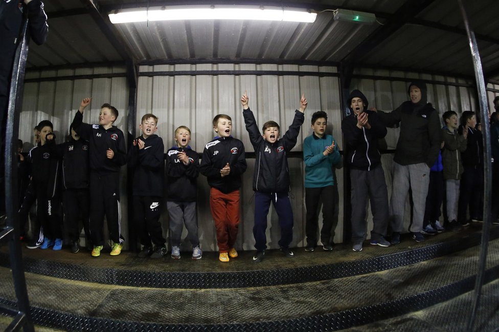 Magija malih terena: Seoski fudbal na britanski način 8 Fans celebrate a goal