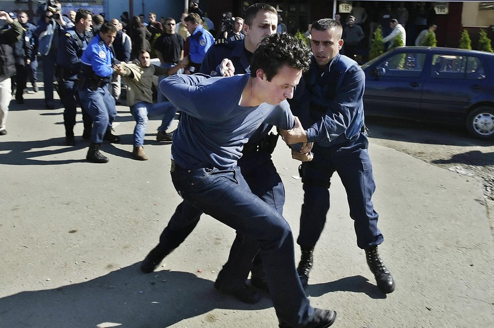 Aljbin Kurti za BBC na srpskom: „Na Kosovu je bio sukob Albanaca kao naroda, i Srbije kao države - a ne Albanaca i Srba" 4 Priština, 19. oktobar 2005.